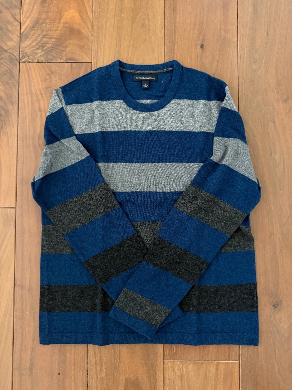 Banana Republic Luxury Cashmere Blend Sweater (Medium); Luxury, Striped Blue